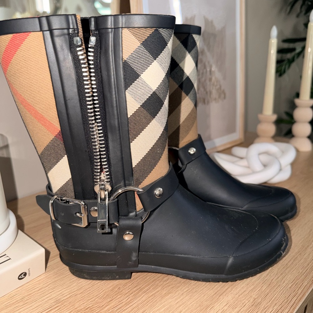 Burberry Boots - Picture 1 of 4
